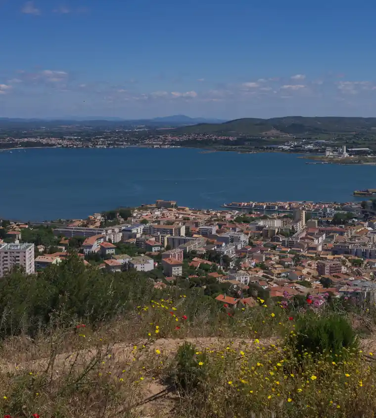 Vue du Bassin de Thau à Sète depuis le mont Saint-Clair.
