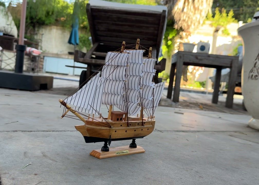 Bateau miniature photographié pendant la séquence de capture CORVUS