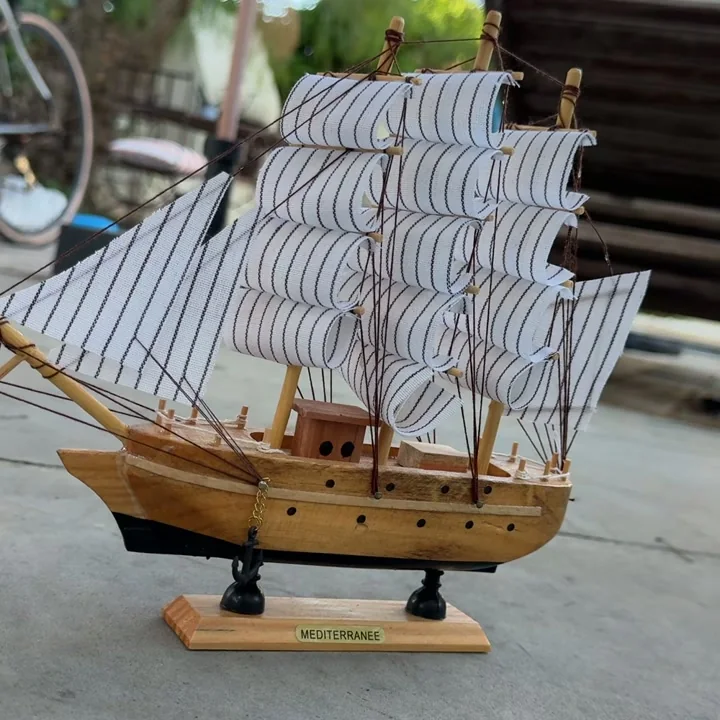 Bateau miniature réel photographié pendant la séquence de capture CORVUS